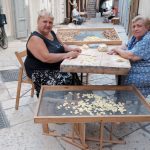 orecchiette pugliesi, pasta fatta in casa, donne che fanno lapasta fresca